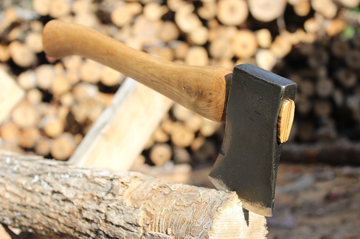 キャンプの薪割りにおすすめの斧10選！手斧の正しい使い方もご紹介